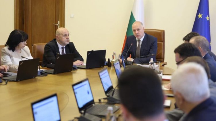 Правителството предлага забрана на мобилни телефони в училищата и въвеждане на предмета по религия