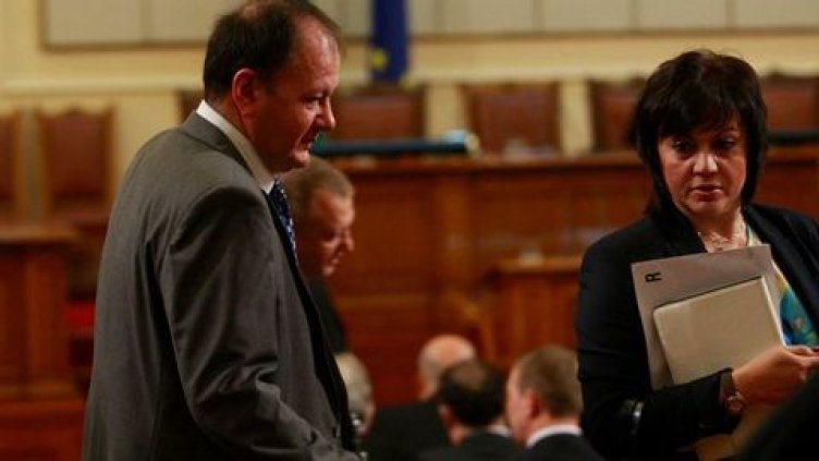 Оспорвана битка за БСП: Миков води на Нинова с 49 гласа  