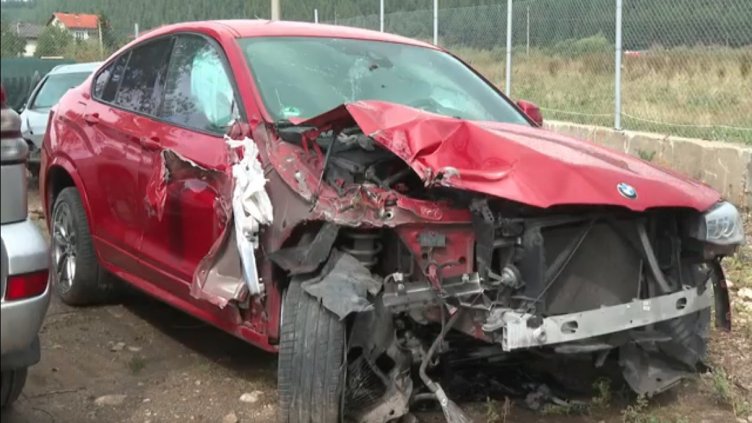 Кошмар: Кола с деца помете със 150 км/ч бус, ограда, заби се в кола (ВИДЕО)