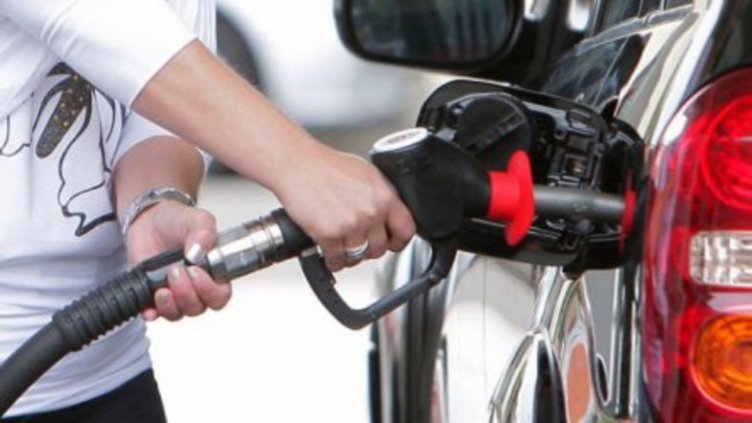 Данъчни служители запечатаха бензиностанция в Бургас