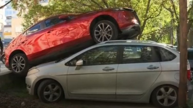 Куриоз: Жена паркира автомобила си върху друг (СНИМКИ)