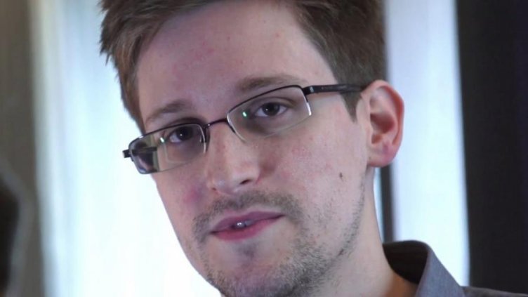 Сноудън иска убежище във Франция, чака решението на Макрон 