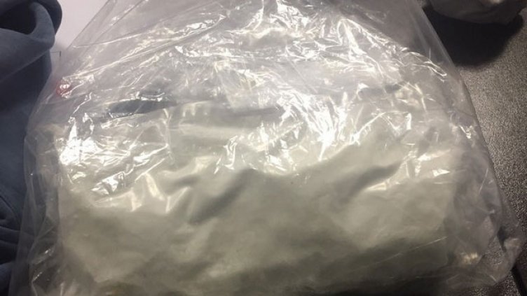 Задържаха предполагаеми наркодилъри и полицаи