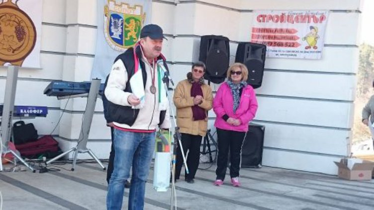 Митко Цонев с наградата за „Най-хубав Вазовски мустак“