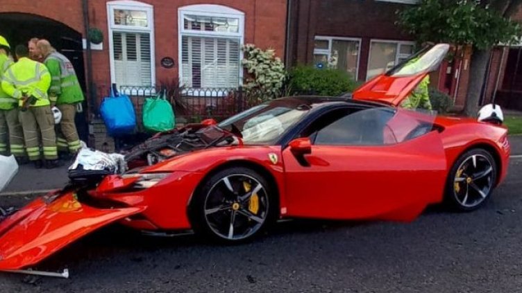 Шофьор отнесе 5 паркирани коли и размаза мощно Ferrari. После духна!