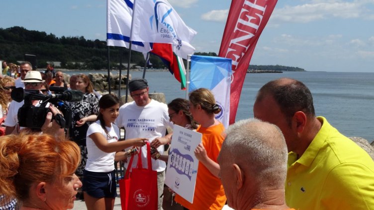 Холандци от побратимения град Дордрехт плуваха благотворително в два маратона