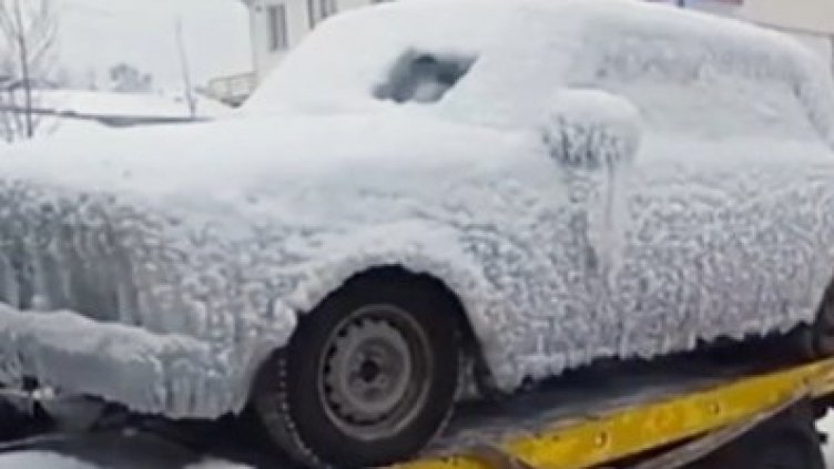 Руснак бъди, от студ умри... Обикаля си той града с обледенена кола ВИДЕО