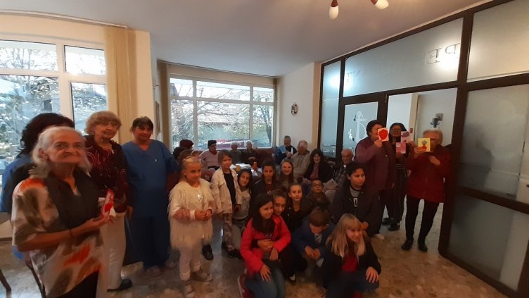 Ученици от Варна зарадваха възрастни хора с ръчно изработени картички  