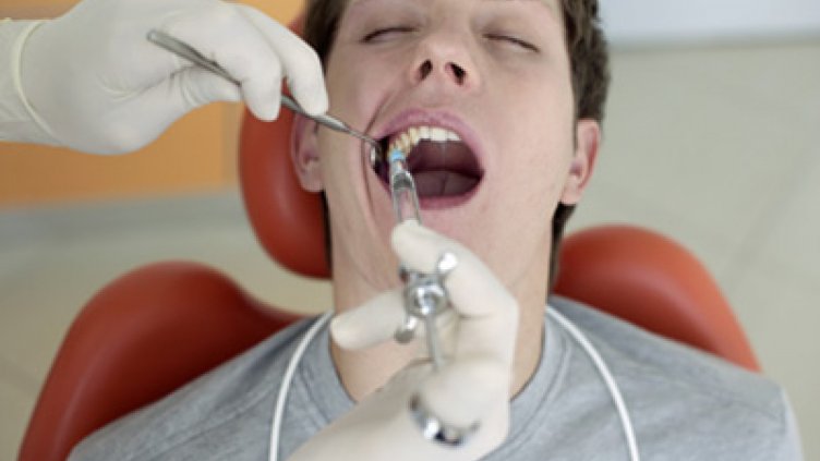 Мъж изпадна в кома след вадене на зъб