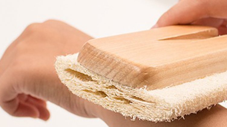 Никак не е смешно! Пестене на енергия... Просто се търкаш с мокра гъба