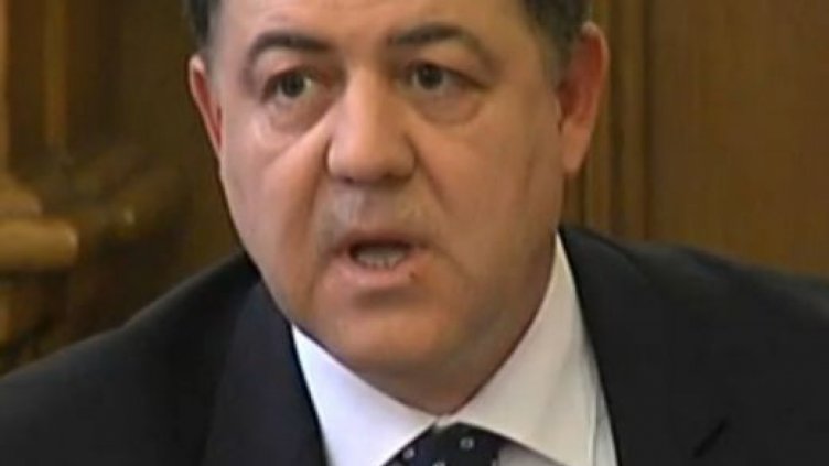 Военният министър преоблича тотално армията