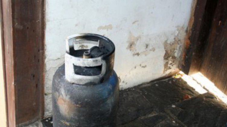 Газова бутилка се взриви в Енина, едва не отнесе къща