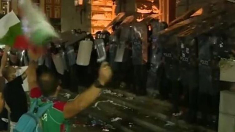 Треньор мята павета по полицаи. На това ли учи децата?