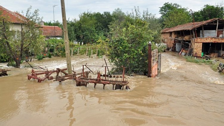 Мизия е под вода, залети са улици, дворове и мазета