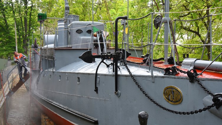 Полагат грижа торпедоносеца „Дръзки“