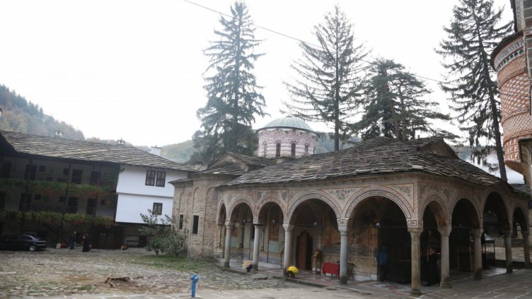 Молебен за дъжд в Троянския манастир