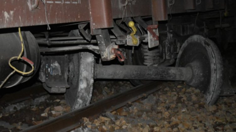 Вагон на товарен влак дерайлира на Подбалканската линия