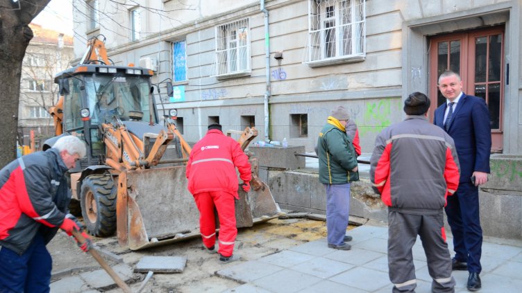 Кметът на Варна инспектира ремонта на ул. „Михаил Колони“