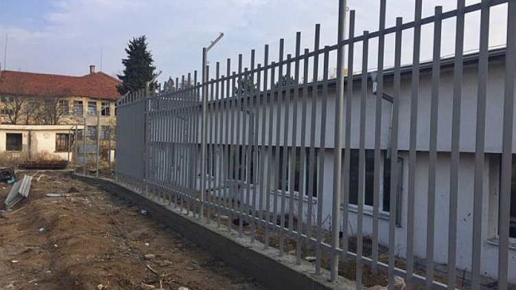 240 000 лв. струва новата ограда на бежанския лагер в Харманли
