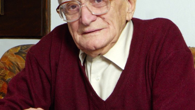 Поетът Валери Петров е в болница