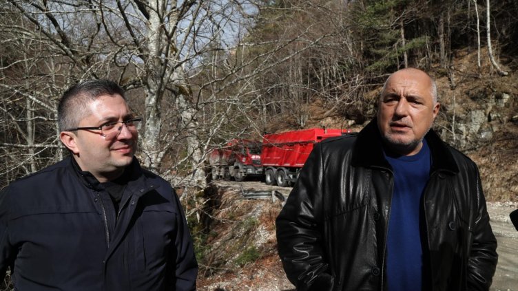 Борисов: Където има компрометирани пътища - работят машини (ВИДЕО)