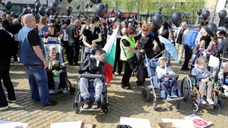 Калфин уволни чиновник, нарекъл майки "кухи лейки"