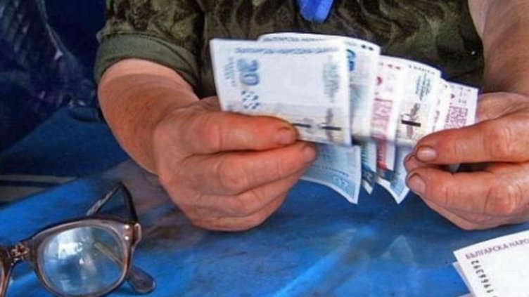 Нов бонус "баба и дядо" – слагат си ваксина, взимат по 50 лв. от държавата