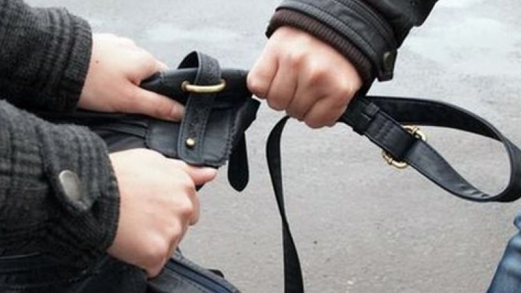 Осъдиха условно жена за опит за грабеж на спирка във Варна