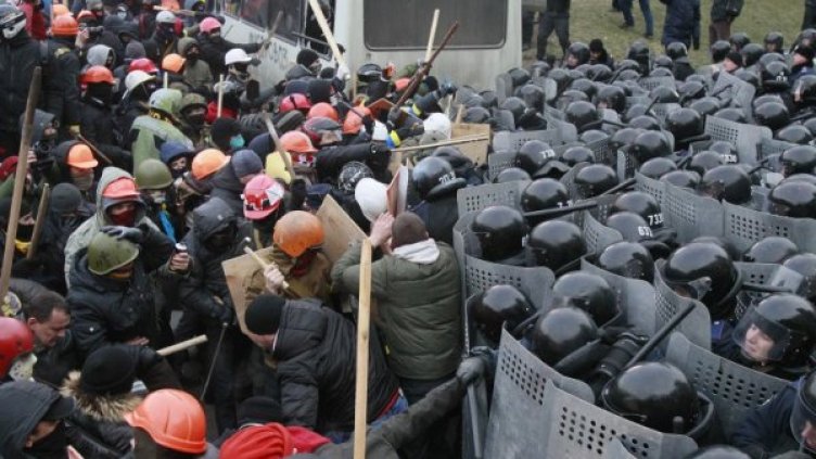 Стотици влязоха в сблъсък с полицията при протести в Киев
