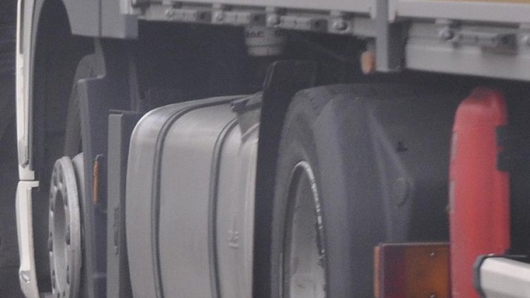 Митничари откриха 20 000 л нелегален спирт в камион с фураж