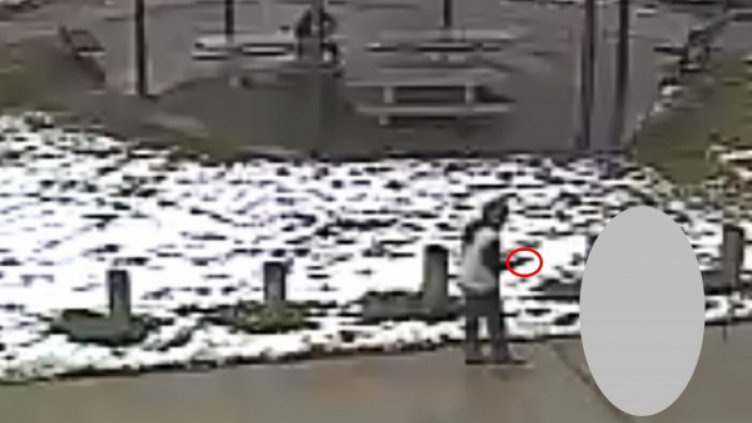 Две секунди, три пъти "Горе ръцете" и стрелба