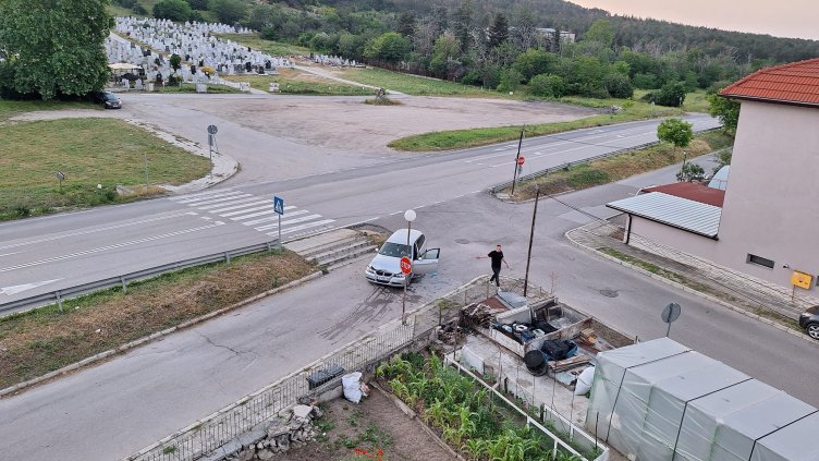 Младеж се вряза с BMW в ограда на къща в Аксаково