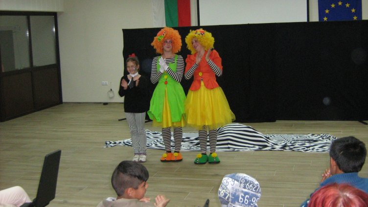 Фондация &quot;Св. св. Константин и Елена&quot; зарадва деца със спектакъл (СНИМКИ)