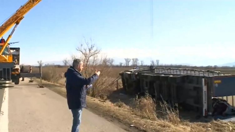 Камион се обърна на главния път Варна-София