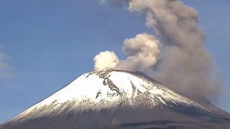 Полет от Амстердам за Мексико сити се върна заради изригване на вулкан