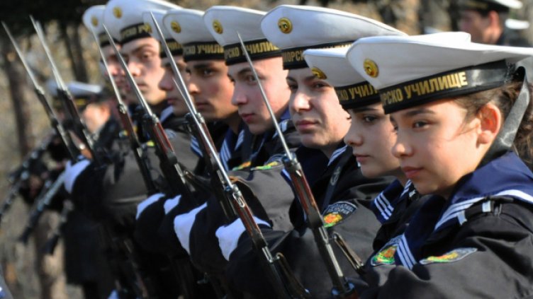 Военният флот привлича жени от търговското корабоплаване