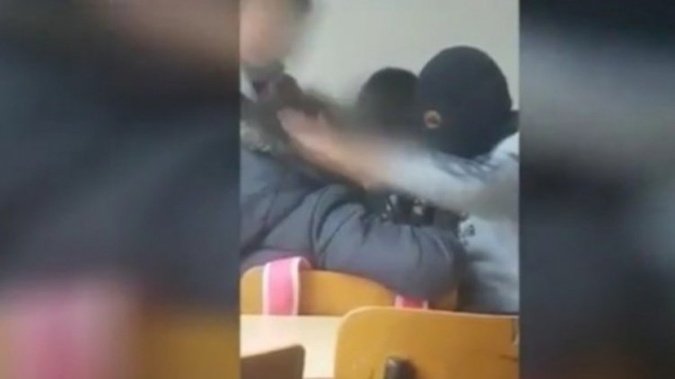 В 4 клас: Маскирани бият съученичка, класната - играли са по-грубо