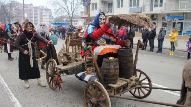 Кукери прогониха злите сили в Благоевград