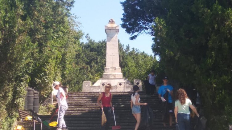 Хигиенизираха района около Паметника на френските войници във Варна