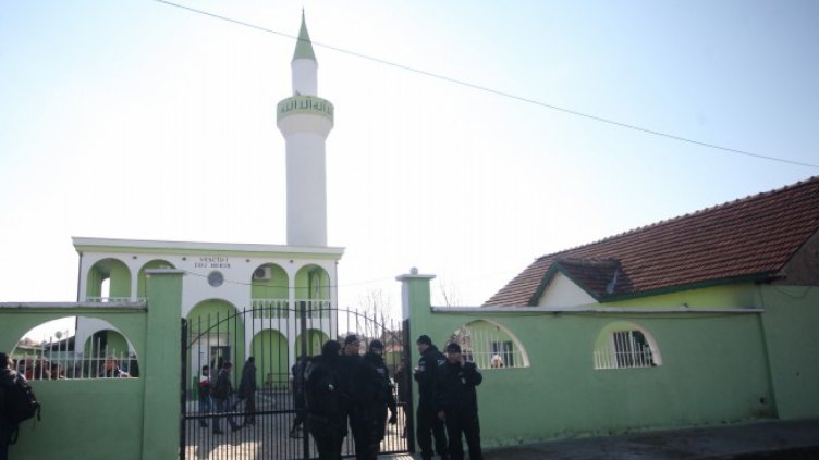 Събориха оградата на джамията “Абу Бекир“ в Пазарджик