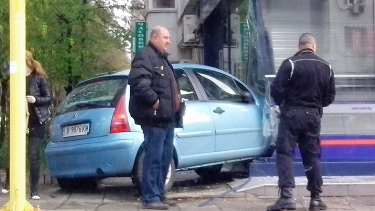 Автомобил "паркира" в офис на банка във Варна