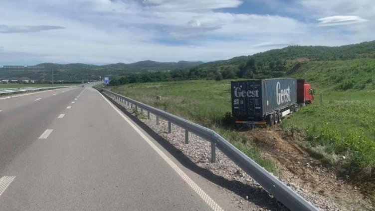 Тир с каскада на "Струма", прескочи мантинелата и се озова в нива