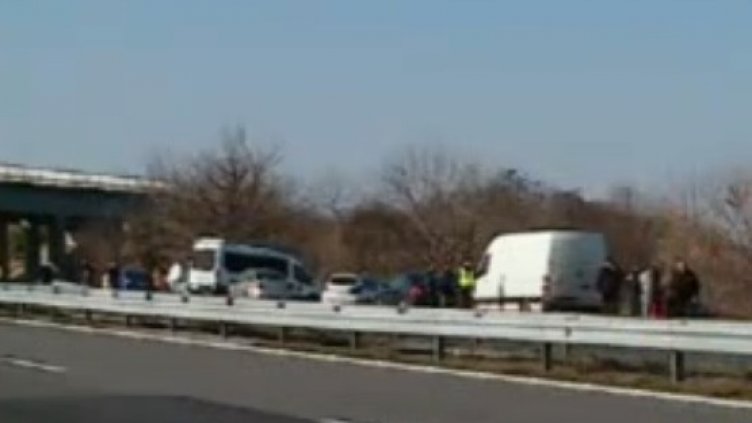 Колеги спипаха жандармерист с бус пълен с мигранти на АМ „Тракия”