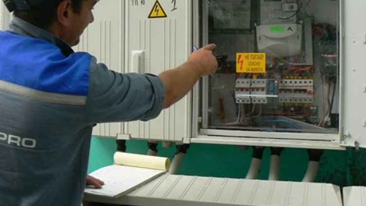 Клиент би с дъска служител на енергото