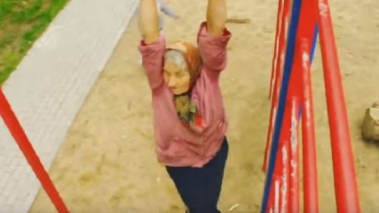 Руска бабушка прави лицеви опори, набира се на лост