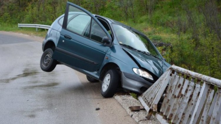 Кацнал на ръба! Като по чудо "Рено" не падна в река