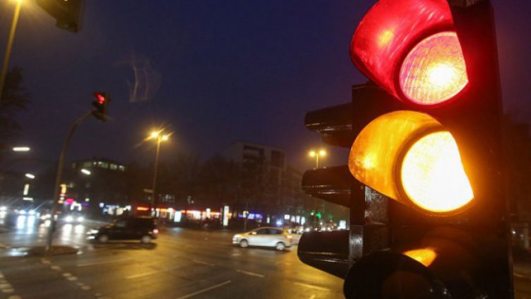 Фолксваген мина на червено и прати жена в болница