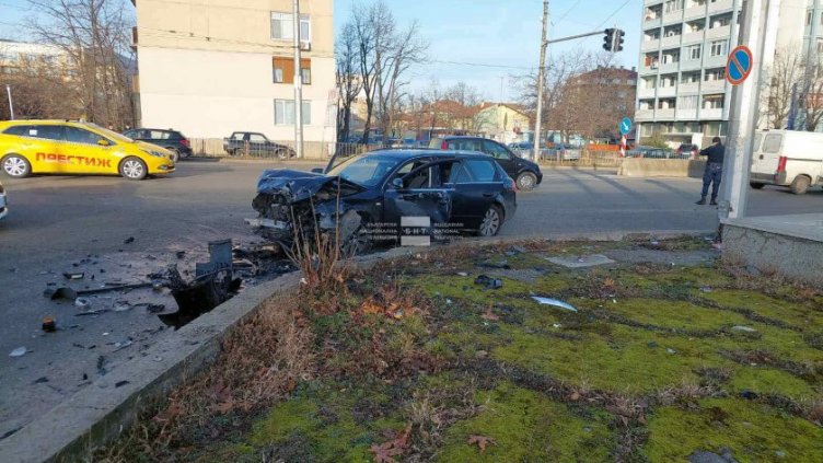 Тежко ПТП вкара шестима в болница