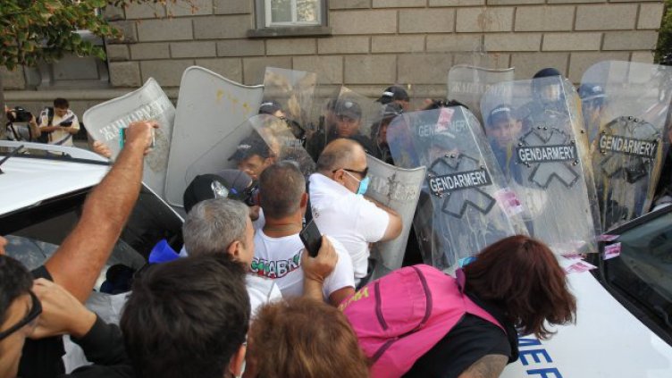 ГЕРБ излязоха по време на изказването на Румен Радев