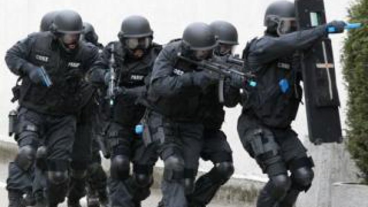 Разбиха голяма група за трафик на работници и пране на пари